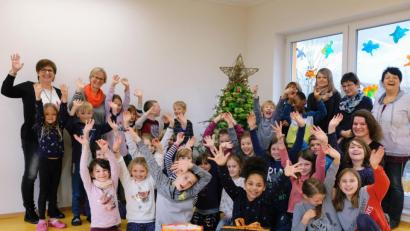 Bild: do
Ein "Hurra" auf die Offene Ganztagsschule Speinshart: Sie gewinnt unter 41 teilnehmenden Schulen den gfi-Siegerpreis zum Jahresthema "Mit allen Sinnen". Im Bild bei der Preisverleihung das OGS-Team (rechts) mit einem Teil der Nachmittagskinder, gfi-Koordinatorin Martina Weiß (von links) und Rektorin Gabriele Bodner.