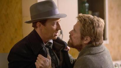 Bild: Glen Wilson/Warner Bros. Pictures/dpa
Edward Norton (links) spielt in seinem Film "Motherless Brooklyn", in dem er auch Regie führt, Detektiv Lionel Essrog. Willem Dafoe schlüpft in die Rolle von Paul Randolph.