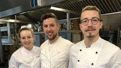 Bild: Hotelfachschule Pegnitz
Sie kochen für die Gala (von links): Franzsika Reif aus Kalchreuth (Kreis Erlangen-Höchstädt), Marcel Krems (Waischenfeld) und Lukas Pirner (Königstein).