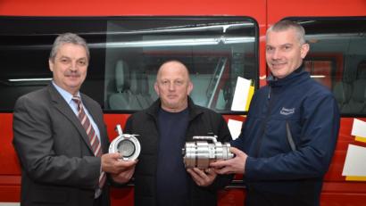 Bild: dob
Ein Systemtrenner kostet 1100 Euro. Bürgermeister Andreas Wutzlhofer, Kreisbrandinspektor Martin Weig und Stadtkommandant Mario Dobmayer (von links nach rechts) stellen die beiden Armaturen der Vohenstraußer Wehr vor, die einen wichtigen Part in Sachen Trinkwasserschutz bei Löscheinsätzen übernehmen. Alle sieben Feuerwehren der Großgemeinde wurden damit ausgerüstet.