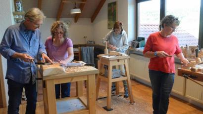 Bild: Kunz
Ran ans Holz: Die Teilnehmer des Schnitzkurses fertigen im Atelier von Irene Meier (Zweite von links) Holzköpfe. Den Kurs präsentiert Oberpfalz-Medien.