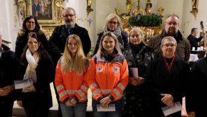 Bild: le
Zweigstellenleiter Lothar Kurz (rechts stehend) übergibt die Spenden.