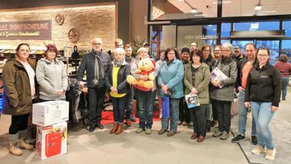 Bild: stg
Über einen Roller im Retro Style konnte sich Werner Hoffmann (Dritter von links) freuen, aber auch alle anderen Gewinner wurden von Edeka Legat reich beschenkt.