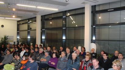Bild: stg
Rekordbesuch im Stadtrat: Viele Bürger aus Löschwitz und Kaibitz waren gekommen und zeigten damit auch, dass sie es mit der Dorferneuerung ernst meinen.