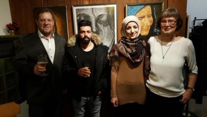 Bild: vt
Dritter Bürgermeister Peter Leitsoni (von links) war hocherfreut über die Künstler Mohammadi Zeynollah und Albridi Olfat und dankte der Organisatorin Johanna Erras-Dorfner für die bereits elfte Ausstellung im Schlosstreff. 	Bild: vt