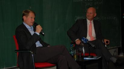 Bild: gib
BR-Intendant Ulrich Wilhelm (links) im Gespräch mit Professor Stephan Bierling an der Uni Regensburg.
