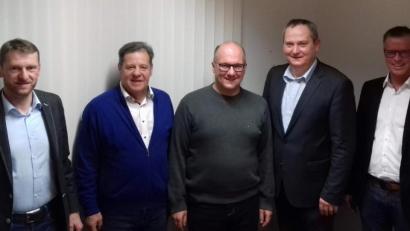 Bild: u
Stadtrat Christian Gnan (Vorsitzender CSU Ehenfeld), 3. Bürgermeister Peter Leitsoni, Dieter Kohl, Stadtrat Josef Luber (Vorsitzender CSU Massenricht) und Bürgermeister Hermann Falk (von links) bei der Nominierungsversammlung.