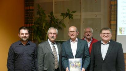 Bild: bey
Alfred Gilch, langjähriger Geschäftsleiter der Gemeinde (Mitte) wird in der Marktratssitzung von seinem Nachfolger Michael Gräf, Bürgermeister Karl-Heinz Preißer (von links) sowie dem Zweiten und Dritten Bürgermeister Gerhard Kres und Hans Meißner (von rechts) in den Ruhestand verabschiedet.