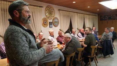 Bild: ohr
Bei der Bürgerversammlung der Gemeinde Schwarzach im Gasthaus Lorenz/Wölsendorf kritisiert Jagdpächter Robert Braun (stehend) den „Hunde-Gassi- Tourismus“ in der Wölsendorfer Au und die damit verbundenen Hinterlassenschaften.