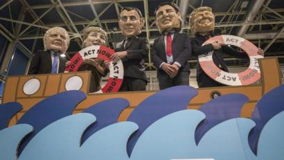 Bild: Bernat Armangue/dpa
Aktivisten von Oxfam International, die auf der UN-Klimakonferenz in Madrid den britischen Premierminister Johnson, Bundeskanzlerin Merkel, den französischen Präsidenten Macron, den kanadischen Premierminister Trudeau und US-Präsident Trump (von links) darstellen.