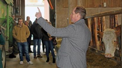Bild: jrh
Bio-Milchbauer Matthias Zahn bei der Stallführung.