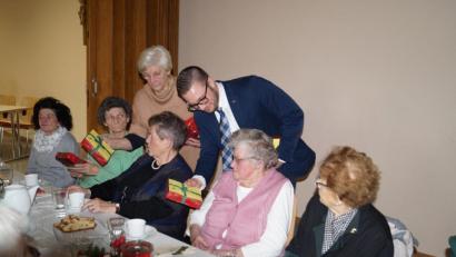 Bild: du
Die Senioren freuen sich über die Geschenke, die sie von Leiterin Rosa Krug und Bürgermeister Ernst Lenk entgegennehmen dürfen.