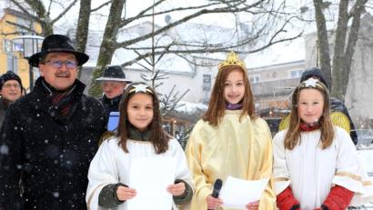 Bild: JOCHEN NEUMANN 
ERBENDORF
Das "Erbendorfer Christkindl" wird mit Bürgermeister Hans Donko im Stadtpark den Christkindlmarkt eröffnen.