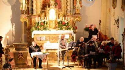 Bild: bey
Die Sitzweilgruppe Miesbrunn und die Bläsergruppe der Stadtkapelle Pleystein, Max Frischholz als Erzähler einfühlsamer wie lustiger Geschichten, begeisterten die Besucher beim Adventssingen des Katholischen Frauenbundes Miesbrunn.