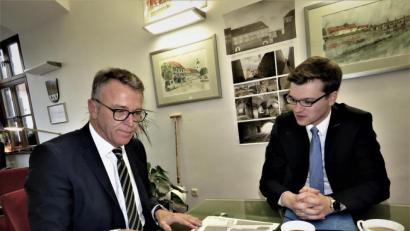 Bild: ubb
Bürgermeister Franz Stahl (links) schaut sich mit Maximilian Meiler von der KWS den Plan des Gebäudekomplexes an. Das Haus wird zwei Eingänge bekommen.