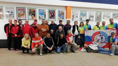 Bild: jzk
In der Boulehalle in Regensburg traten die Kemnather Vitalsportler (stehend links) gegen PC Buddy Moskau, PC Neuburg (stehend von rechts), Ratisbonne Regensburg und PC Neuburg (vorne von links) an.