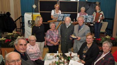 Bild: Dobmeier
Über zwei Neumitglieder (stehend Mitte) freut sich die Landsmannschaft bei der „Schlesischen Weihnacht“.