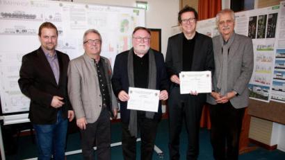 Bild: wro
Den ersten Preis – zudem auch den Auftrag für die Planungen - erhielten (von rechts) Dr. Emil Lehner und Uwe Reil (SHL Architekten). Einen von zwei Anerkennungspreisen bekam Peter Jenkel (Mitte) aus Unterhaching. Bürgermeister Toni Dutz (Zweiter von links) und Dritter Bürgermeister André Putzlocher (links) gratulierten zum Erfolg.