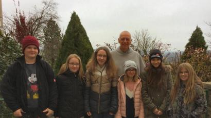 Bild: exb
Sechs Schülerinnen des Gymnasiums Neustadt geben Pater Stanislaus vom Kloster St. Felix Briefe und kleine Geschenke mit auf den Weg nach Uganda.