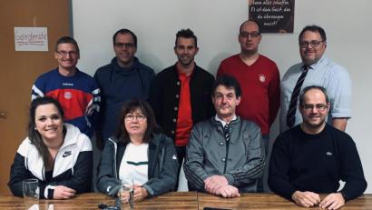 Bild: mez
Der neue Vorstand des Bayern-Stammtisches: (vorne von links) Juliane, Gabriele und Alfred Bäumler, Johannes Marks, (hinten von links) Jürgen Langsteiner, Christian Stahl, Michael Merkl, Jürgen Geide und Mirko Fuchs.