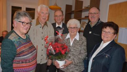 Bild: jr
Seit 40 Jahren gehören Thea und Wilhelm Zeidler (Dritte von rechts und Zweiter von links) der KAB Steinmühle an. Dazu gratulierten (von rechts) Ortsvorsitzende Helga Haberkorn und Norbert Häckl sowie (links) Renate Ziegler und Kreispräses Pater Helmut Stadermann.
