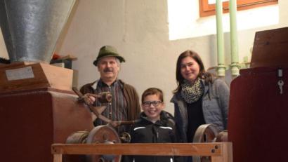 Bild: szl
Drei Generationen auf der Senkendorfer Mühle: Müller Hans Wopperer (68) , Enkel Marvin (11) und Tochter Andrea Heining (42). Sie ist seit zwei Jahren Inhaberin der Mühle.