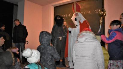 Bild: rgr
Der Nikolaus beschenkt die Kinder in Gmünd.