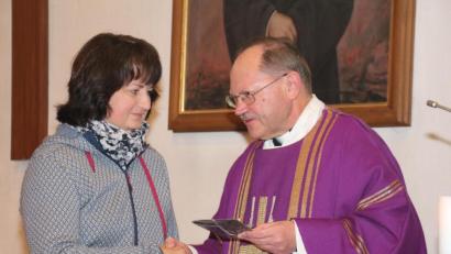 Bild: rpp
Pfarrer Heribert Stretz bedankte sich bei Birgit Übelmesser für die geleistete Arbeit unter anderem im Kindergottesdienstteam.
