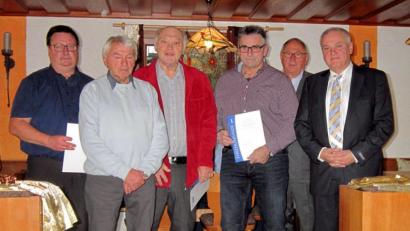 Bild: ak
Ortsvorsitzender Georg Schroll (Zweiter von links), Bürgermeister Günter Kopp und Kreischef Georg Brand (von rechts) dankten (von links) Edwin Kimich, Alois Kreuzer und Hans-Siegfried Riedl (von links).
