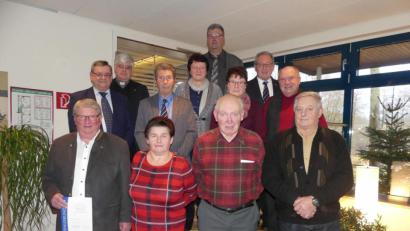 Bild: rn
Den VdK-Jubilaren (vorne, von links) Herbert Fischer, Kunigunde Geigenmüller, Karl Völkl und Hans Rupprecht danken (hinten, von links) Dieter Kies, Pfarrer Thomas Jeschner und Josef Rewitzer sowie Bürgermeister Peter Lehr (rechts) und die Vorstandsmitglieder für ihre Solidarität zum VdK.