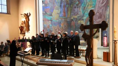 Bild: za
Sänger und Bläsergruppe gestalten das Adventskonzert in der Oberwildenauer St.-Michaels-Kirche.