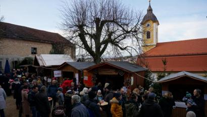 Bild: wec
Blick über den Weihnachtsmarkt unter der Obhut der Johanneskirche.