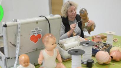 Bild: Gabi Schönberger
Puppenärztin Ute Geier bei der Reparatur eines Puppenarms.