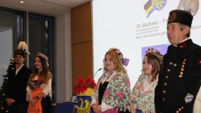 Bild: ads
Bei den Barbarafeiern der Oberschlesier gehören Trachten aus der Heimat dazu. Die jüngere Generation verschließt sich dem nicht. Von links: Dominik Althammer, Anna Koch, Andrea Pidrmann, Selina Kreitlein und Andreas Woszka.