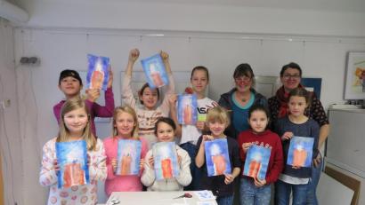 Bild: jzk
Waltraud Müller und Susanne Vonhoff (hinten von rechts) freuten sich über die schönen Kerzenbilder, die den Kinder in Aquarelltechnik gelungen waren.