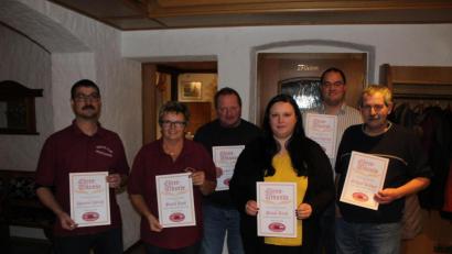 Bild: soj
Bild: Auch der Vorsitzende bekam eine Ehrenurkunde: v.li. Vorsitzender Johannes Pöllath, Sigrid, Norbert und Nicole Riedl, Florian Pöllath, Michael Krämer