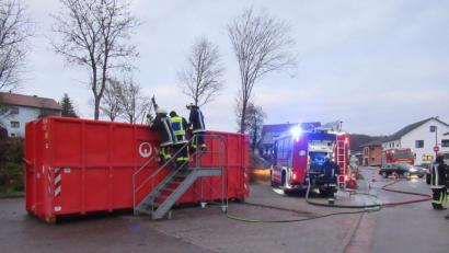 Bild: Polizei Amberg
Schon wieder: Im Grüngutcontainer vor dem Freibad Rieden hat es am Montag gebrannt.