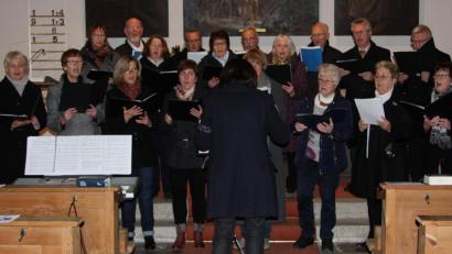 Bild: wro
Mit adventlichen Liedern umrahmte der evangelische Kirchenchor unter der Leitung von Christine Schlenk die besinnliche Stunde.