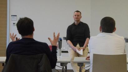 Bild: Kunz
Wer lernen will, richtig zu flirten, muss das schrittweise tun, sagt Kursleiter Michael Golinski den Seminarteilnehmern im Medienraum von Oberpfalz-Medien.