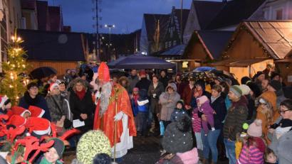 Bild: bö
Fast kein Durchkommen gab es für den Hohenburger Nikolaus vor dem Rathaus. Die Kindergartenkinder hatten ihn mit adventlichen Liedern begrüßt und dafür einen Sack mit Geschenken bekommen.