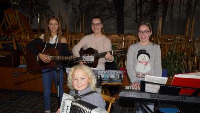 Bild: mmj
Die Stadlerner Nachwuchsmusiker (stehend von links) Alina Drachsler, Eva und Anja Paa, sowie (sitzend) Samuel Neudecker unterhielten die Besucher in der MMM-Kantine.