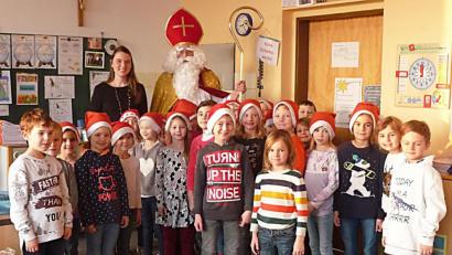 Bild: ü
Der Nikolaus besucht die Erstklässler der Grund- und Mittelschule Kirchenthumbach.