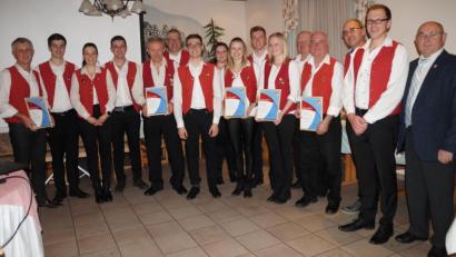 Bild: weu
Joseph Ferstl (rechts), der Kreisvorsitzende des Nordbayerischen Musikbundes, überreichte zusammen mit musikalischem Leiter Florian Scherbl (Zweiter von rechts) und Vorsitzendem Alfons Horn (links) Urkunden und Anstecknadeln an die aktiven Mitglieder der Blaskapelle Weiding.