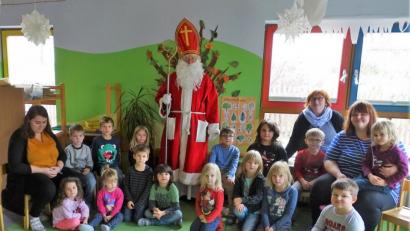 Bild: hl
DFür den Bischof Nikolaus hatten die Kleinen des Kindergartens und Leiterin Kerstin Dilling (hinten rechts) einige Lieder einstudiert.