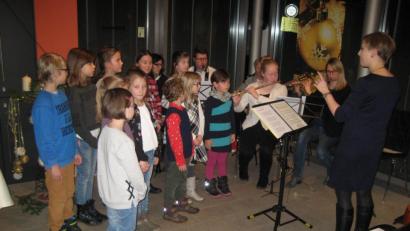 Bild: slu
Der Kinderchor „Pusteblume“ unter der Leitung von Maria Ahlemeyer tritt im Museum auf.