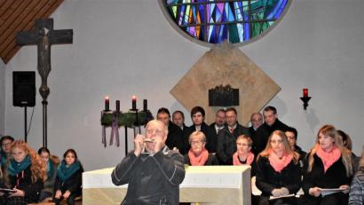 Bild: rgr
Johann Arnold spielt Mundharmonika beim Adventsingen in der Gmünder Kirche.