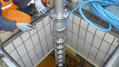 Bild: exb
Noch steht das Wasser gut über der Pumpe im Tiefbrunnen-Schacht. Aber die Stadtwerke wollen Politiker und Bevölkerung allmählich für die Auswirkungen des Klimawandels sensibilisieren.