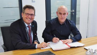 Bild: Bühner
Unterschriften unter Kooperationsvertrag Integrative Onkologie: Dr. Harald Hollnberger,
Ärztlicher Direktor des Klinikums St. Marien in Amberg und BHS-Corrugated-Personalleiter Manfred Riedl