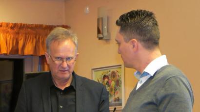 Bild: Hirsch
Autor Oskar Duschinger (links) stellte gemeinsam mit Michael Chwatal sein neues Buch "Sagenhafte Weihnachtszeit" vor.