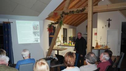 Bild: fvo
Dr. Johannes Weig (stehend) lässt über 5000 Jahre Medizingeschichte Revue passieren.